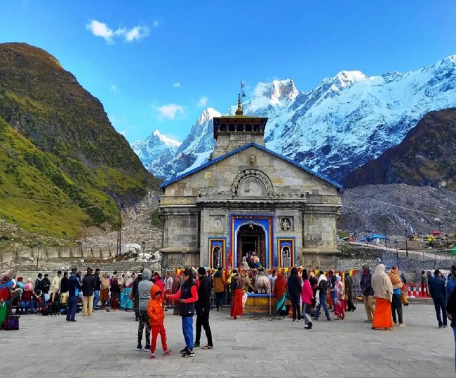 In view of the safety of the pilgrims due to the Corona pandemic, the government has banned the Char Dham Yatra. Despite this, every day 10-15 pilgrims are reaching Barkot to visit Yamunotri Dham. The pilgrims coming on Yamunotri Dham Yatra are being sent back by police following the instructions given under Covid-19. Let us tell you that in the midst of Corona cases, the government had suspended the Chardham Yatra, banning darshan in Badrinath Dham including Gangotri, Yamunotri, Kedarnath. On May 14, from the festival of Akshaya Tritiya, the doors of Yamunotri Dham are open for summer and worship of Mother Yamuna is being done by the pilgrimage priests in Yamunotri Dham. But, the Char Dham Yatra has been banned due to the Corona pandemic. Due to which the pilgrims are not able to do the Char Dham Yatra and any travelers who are unknowingly reaching the Char DhamYatra, are being sent back after being extinguished by the police personnel in view of the security point of view as per the Covid guide line.Inspector DS Kohli, in-charge of Barkot police station, says that every day some travelers and tourists are reaching here to visit Yamunotri Dham. On Wednesday also 10-12 people in different teams were going to Yamunotri Dham. Those who have been stopped by the police on the way. In compliance with the instructions given under Covid 19, travel has been prohibited in Yamunotri Dham. Passengers and tourists going to Yamunotri are being sent back after understanding them. Along with this, he has also appealed to the travelers and tourists not to leave their homes for the Char Dham Yatra till Yamunotri Dham has been banned in view of the security due to Covid-19.