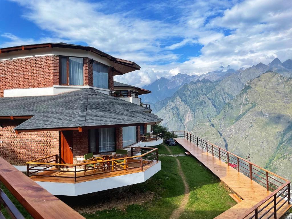  Mountain views stay in Auli.